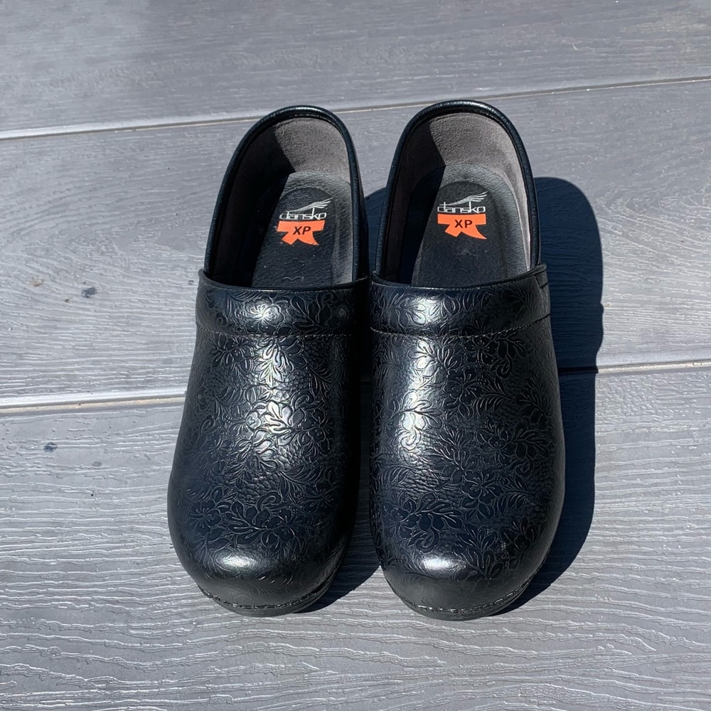 Dansko XP black clogs nwot